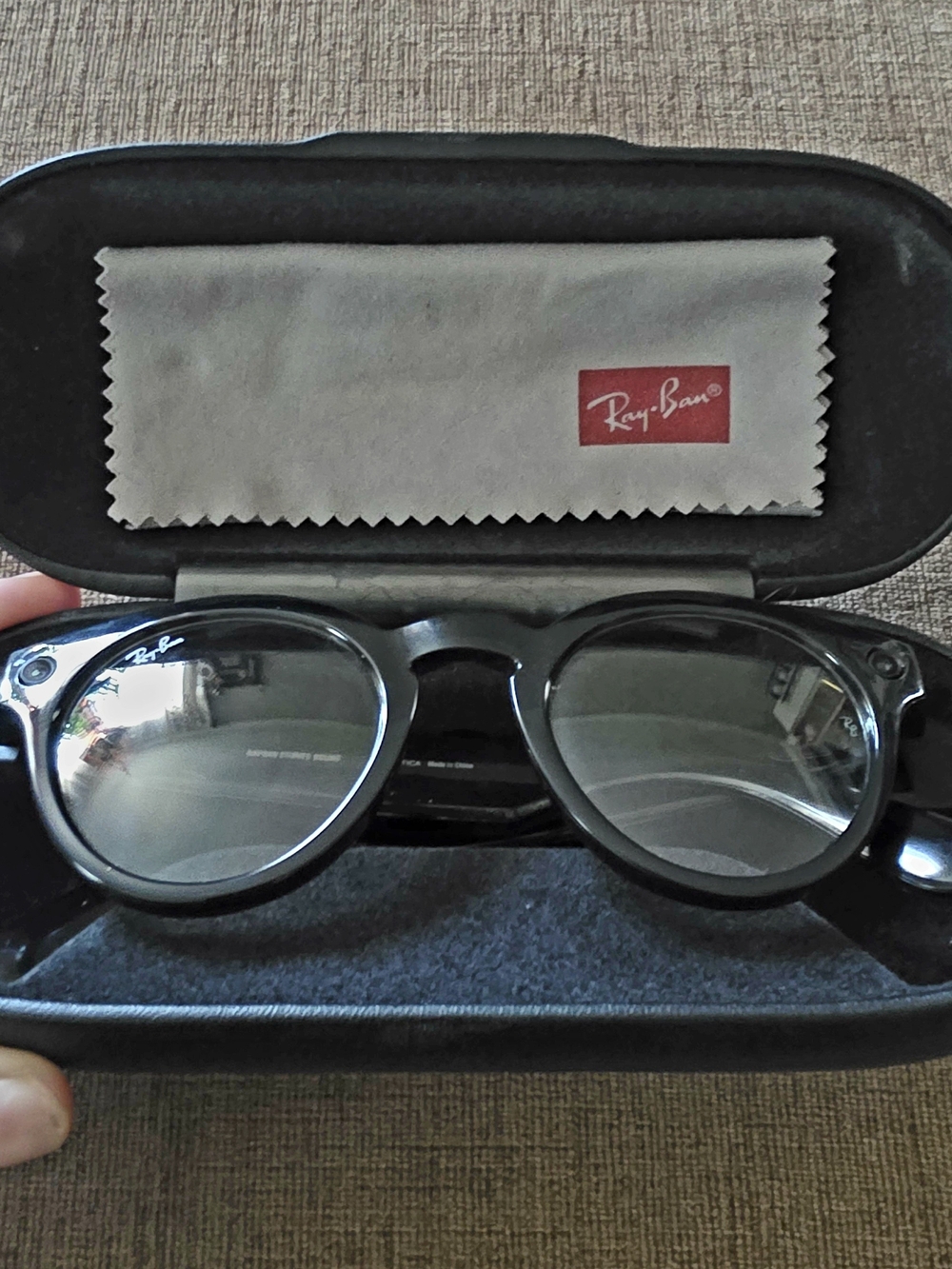 Ray-Ban Stories Round Smart Glasses -Clear to Dark Transition Lenses- Prestine!